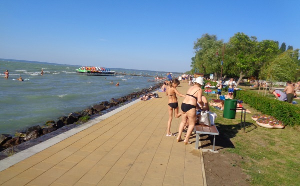 Menschen beim Sonnenbaden am Balaton